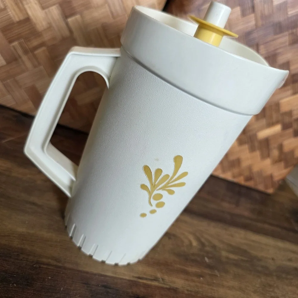 Tupperware Pitcher Almond Harvest 2 Qt 874-8 Push Button Lid Gold Vintage